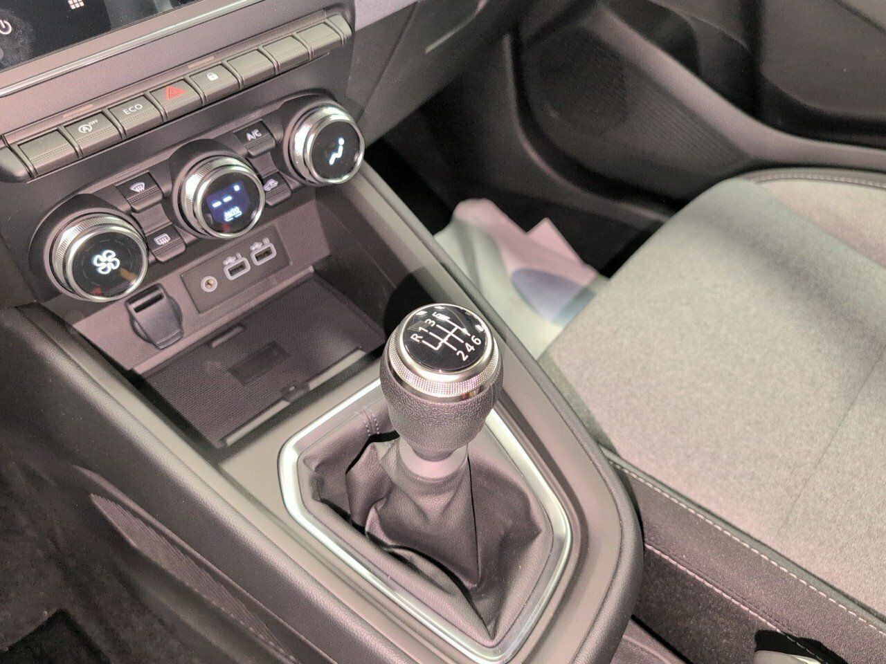 Mitsubishi Colt 100T Motion - Imagen 11