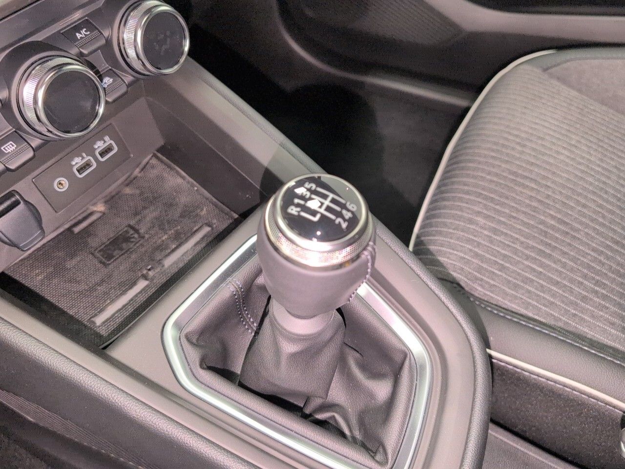 Mitsubishi Colt 100T Kaiteki KM 0 - Imagen 11